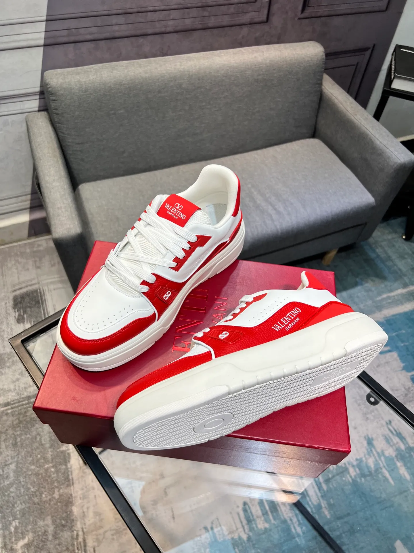Men's men's shoes 💰660 𝑽𝒂𝒍𝒆𝒏𝒕𝒊𝒏𝒐 Valentino 𝑶𝒏𝒆𝑺𝒕𝒖𝒅 Couple's sneaker series Valentino 2025 latest couple's sneakers, celebrity style, hot sale. The original ZP was purchased and dismantled. Repeated pattern making and modification. I strive to restore the original version 1:1! Top luxury masterpiece, soft and comfortable, combining fashion and leisure, bringing excellent elegant texture and excellent on-foot comfort. Top purchase version upper: imported calfskin surface/original oil edge craftsmanship. Inner: water-dyed cowhide lining. Outsole: original development 𝐓𝐏𝐔 two-color combination outsole. Packaging: original configuration complete package. Code number: 35-44 yards. 34.45 can be customized. Can be customized (self-labeled-no label) order.